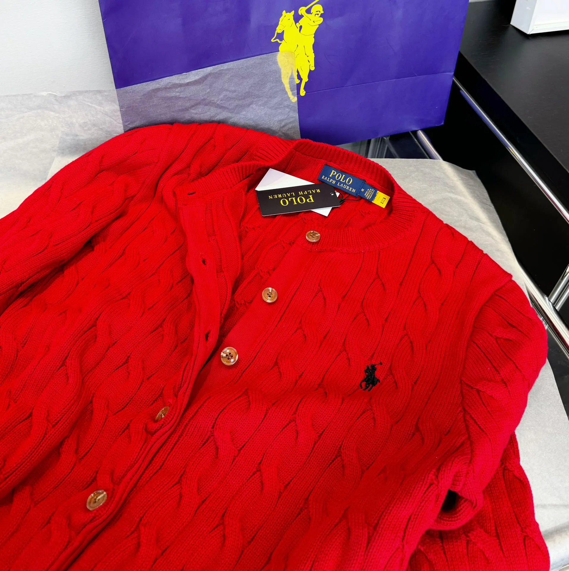 🅿️240 Style number: L05 (red) only xs s Ralph Lauren RL classic war horse logo embroidery on the chest cable pattern twist button round neck long sleeves buttoned knitted sweater cardigan jacket Color: SIZE: XS S M L Size reference # Length Bust Shoulder width 43.5 L 64 52 45 I will always love sweet girls. Soft and glutinous🧶🫶The style is a very classic cable sweater. American retro college style. Perfect hand comfort. It is a must-have item for spring, autumn and winter wardrobes. It also looks good when layered as an inner layer in cold weather. High-density LOGO embroidery on the chest, original customization of tag accessories. Made of pure cotton yarn 🧶 blended with wool, pure cotton is skin-friendly and comfortable, small label war horse embroidered twist turtleneck sweater 🐎 high quality. Follow the blogger to learn how to wear it! Let’s get a Ralph Lauren cable sweater. It’s a super hard-to-find series after it became popular. It’s hard to find one on the official website. It’s simple and practical to wear, with a lazy and loose feel. The thickened fabric has a more texture, soft and delicate feel, and a loose fit. Whether worn alone or layered, you can wear different styles of fashion with just one piece. ⚠️Contains wool products🦙 Pay attention to the washing method to avoid shrinkage